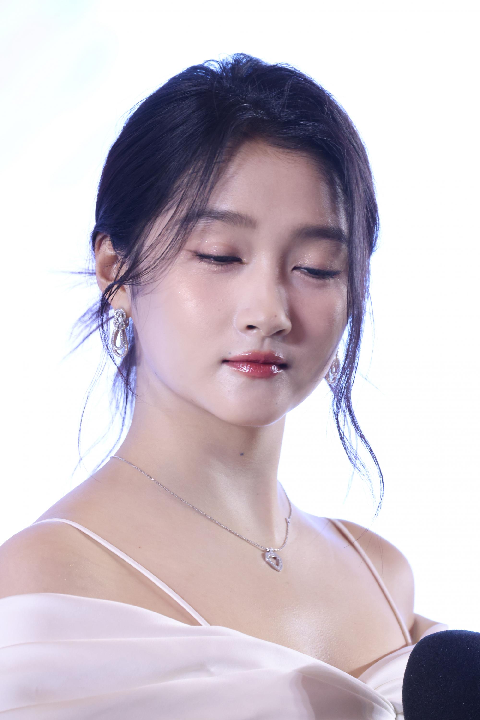 关晓彤现场侧脸头部正面生图照[11]